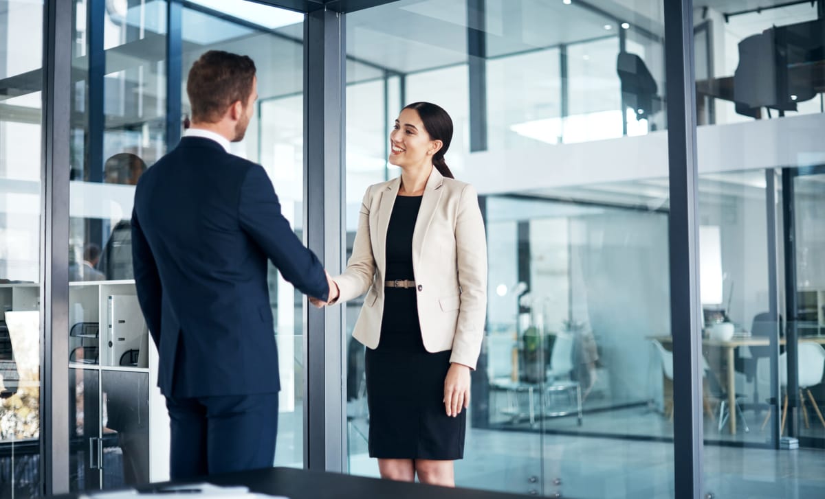 Personas hablando acerca de la comunicación empresarial
