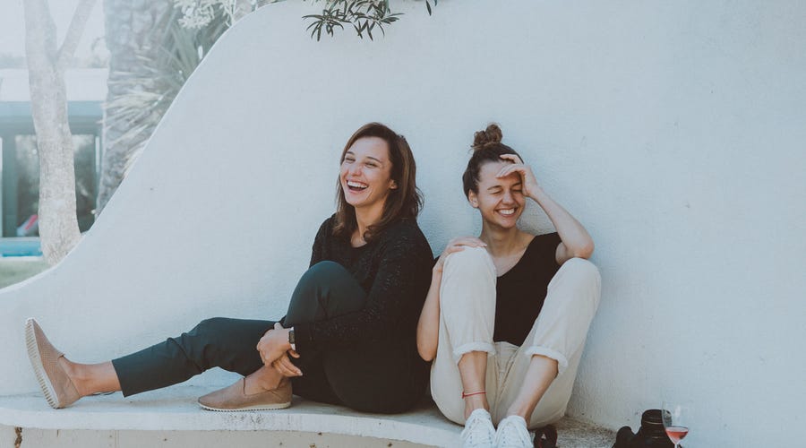 Dos mujeres practicando los pronombres en francés