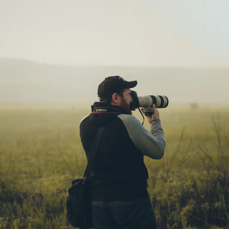 Silueta de una persona tomando una foto en inglés.