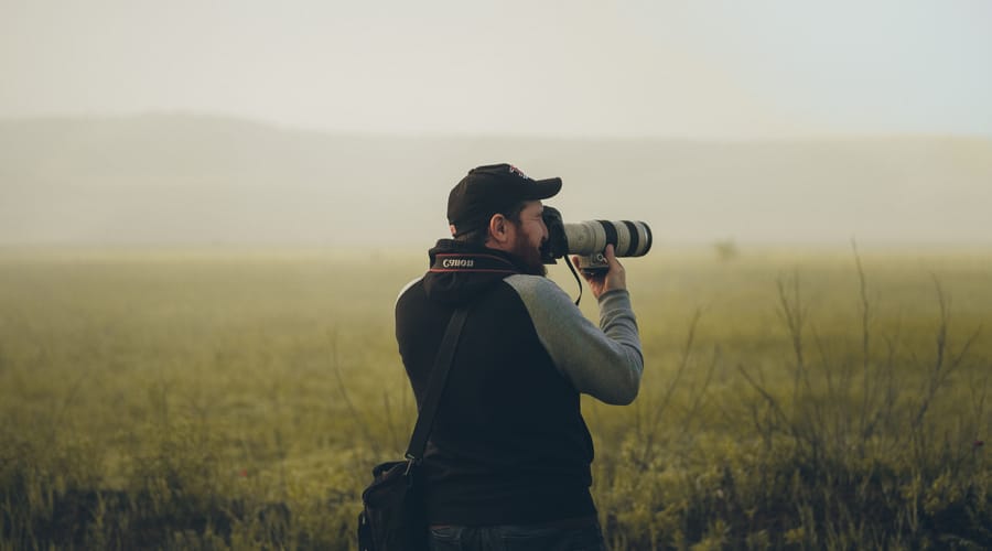 Silueta de una persona tomando una foto en inglés.