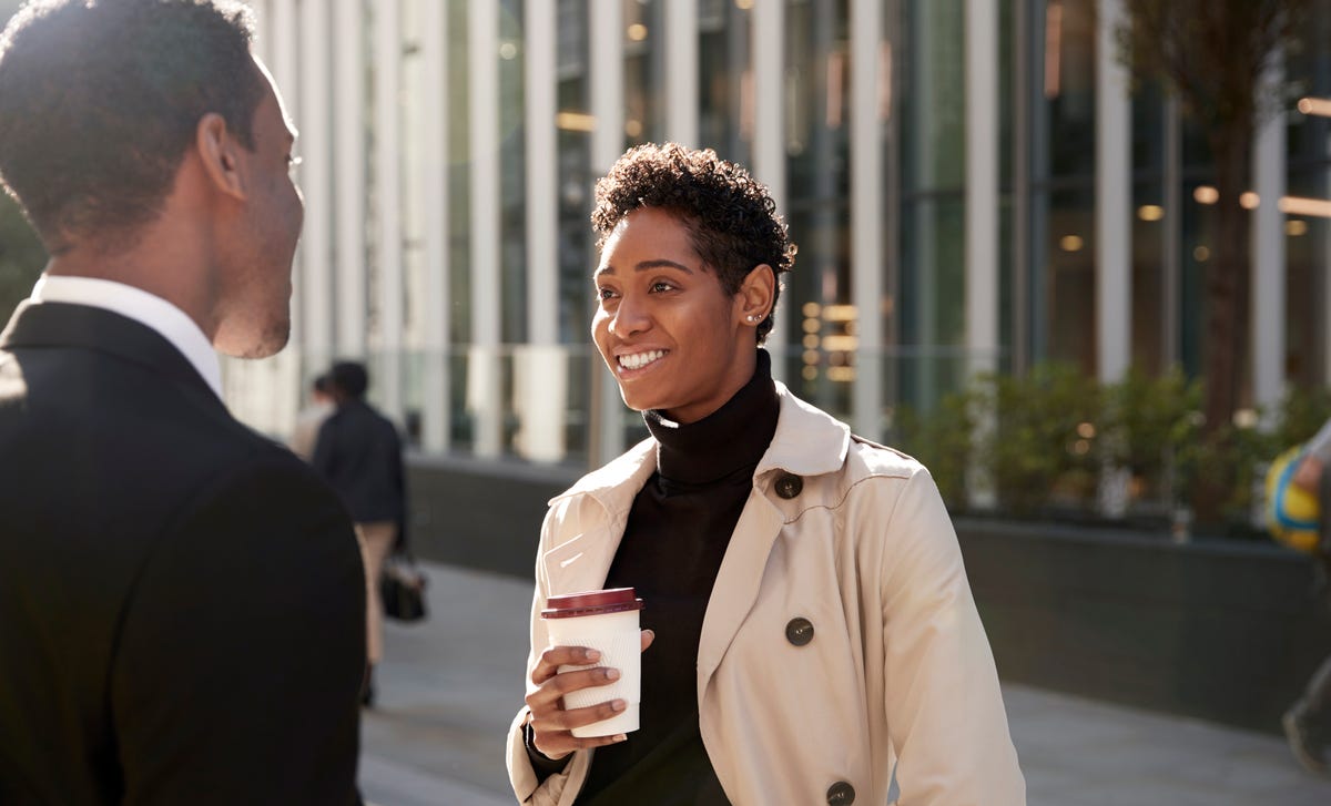 Dos personas hablando y tomando café