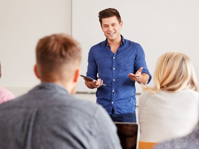 Hombre celebrando el día del maestro