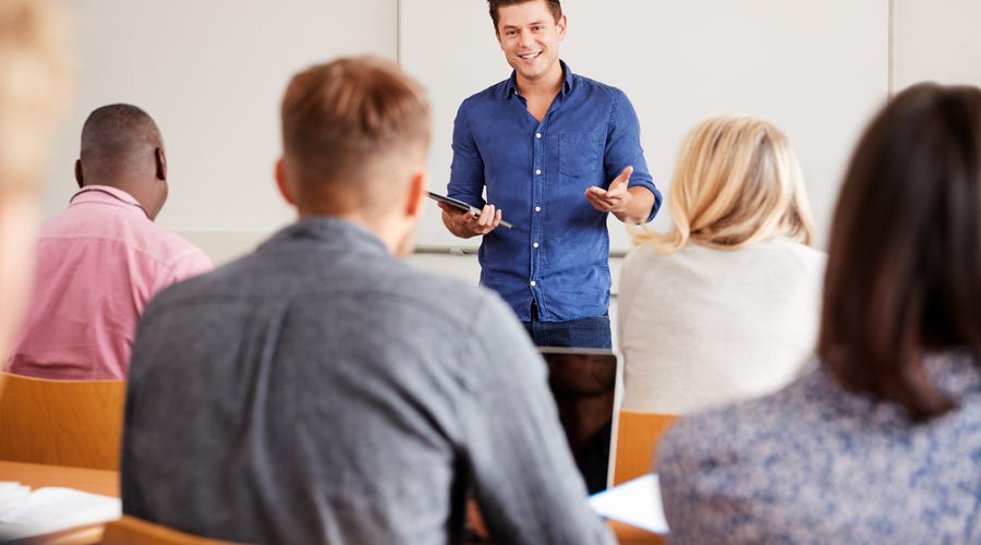 Hombre celebrando el día del maestro