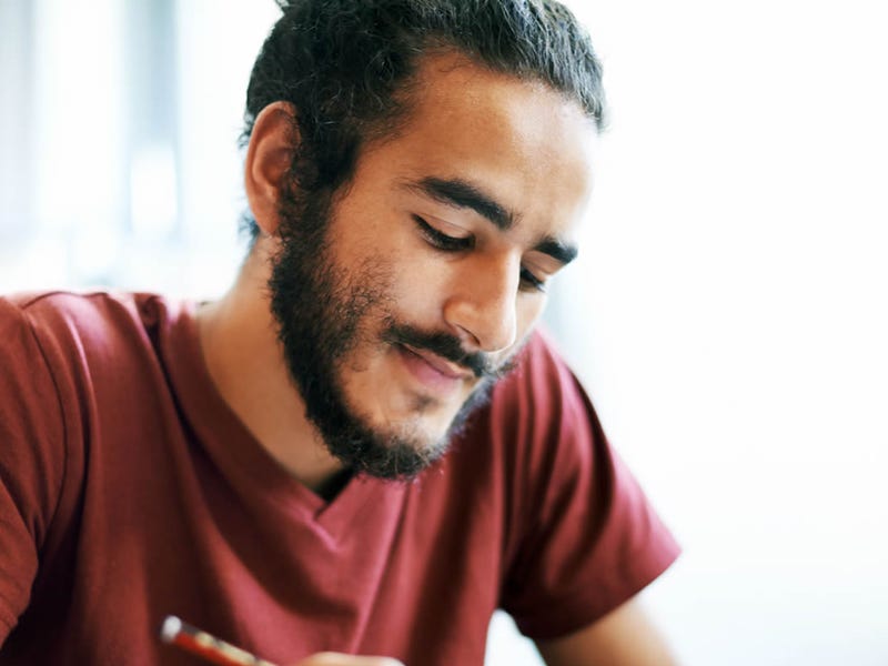 Joven repasando gramática en inglés