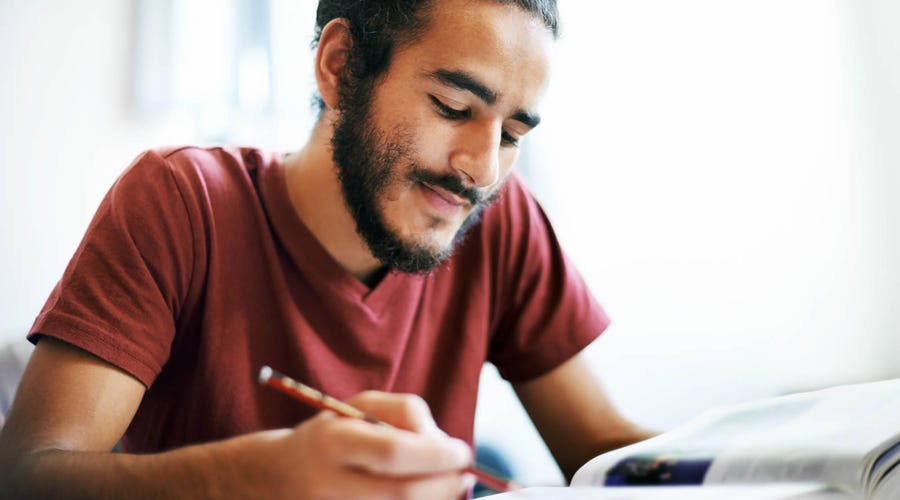 Joven repasando gramática en inglés