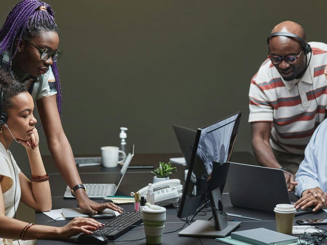 Equipo trabajando juntos para ganar más tiempo.