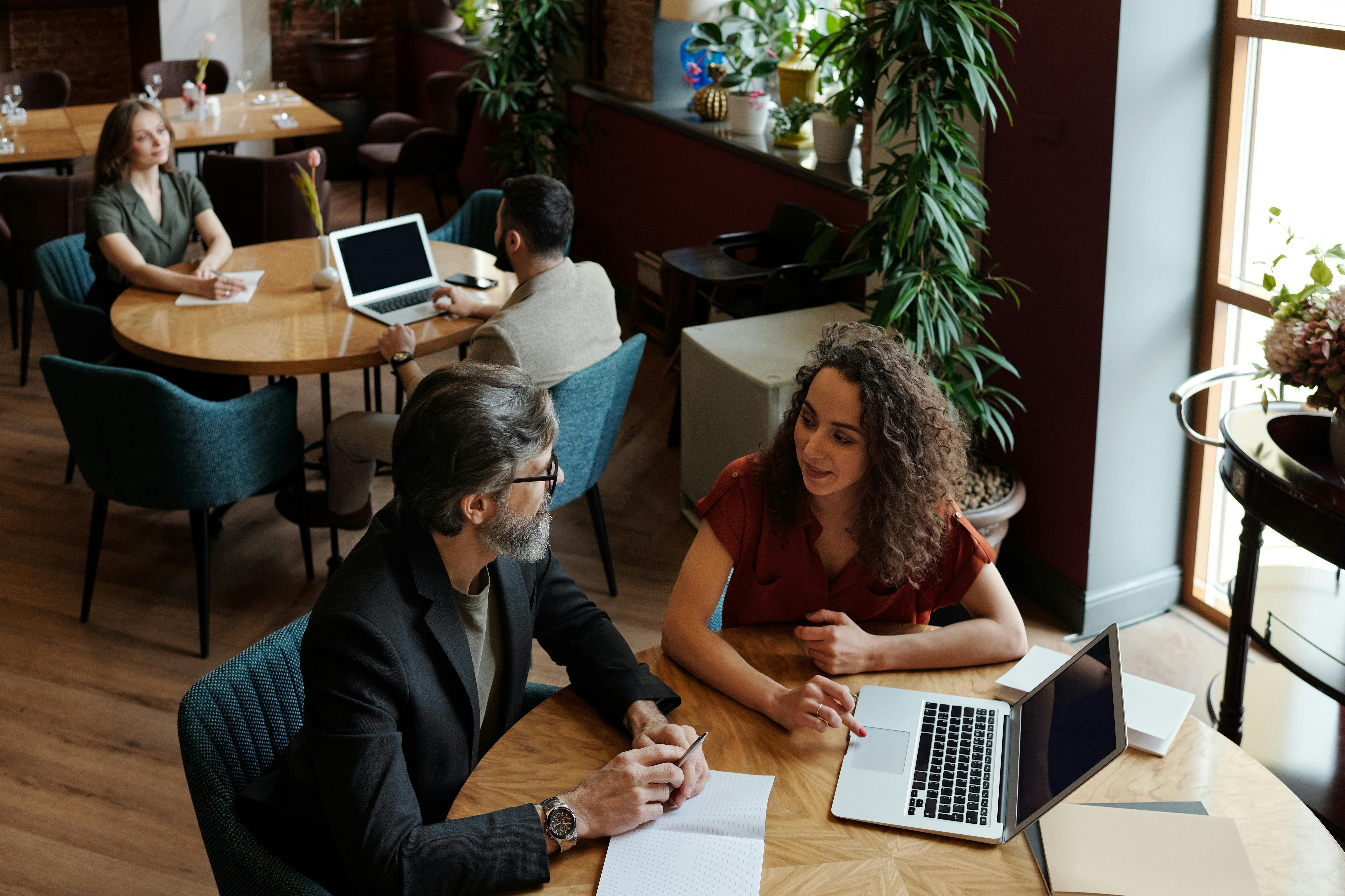 Reunión de trabajo en un café sobre la comunicación asertiva.