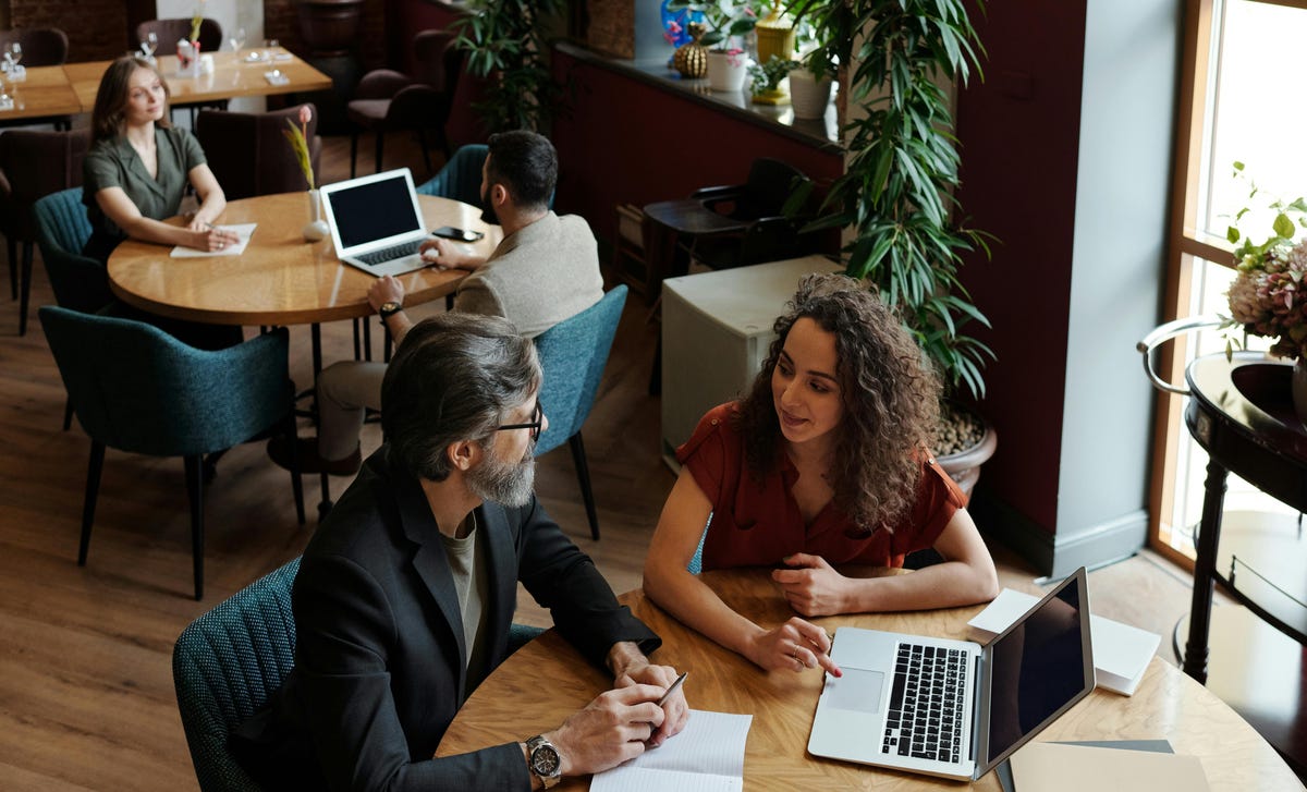 Reunión de trabajo en un café sobre la comunicación asertiva.