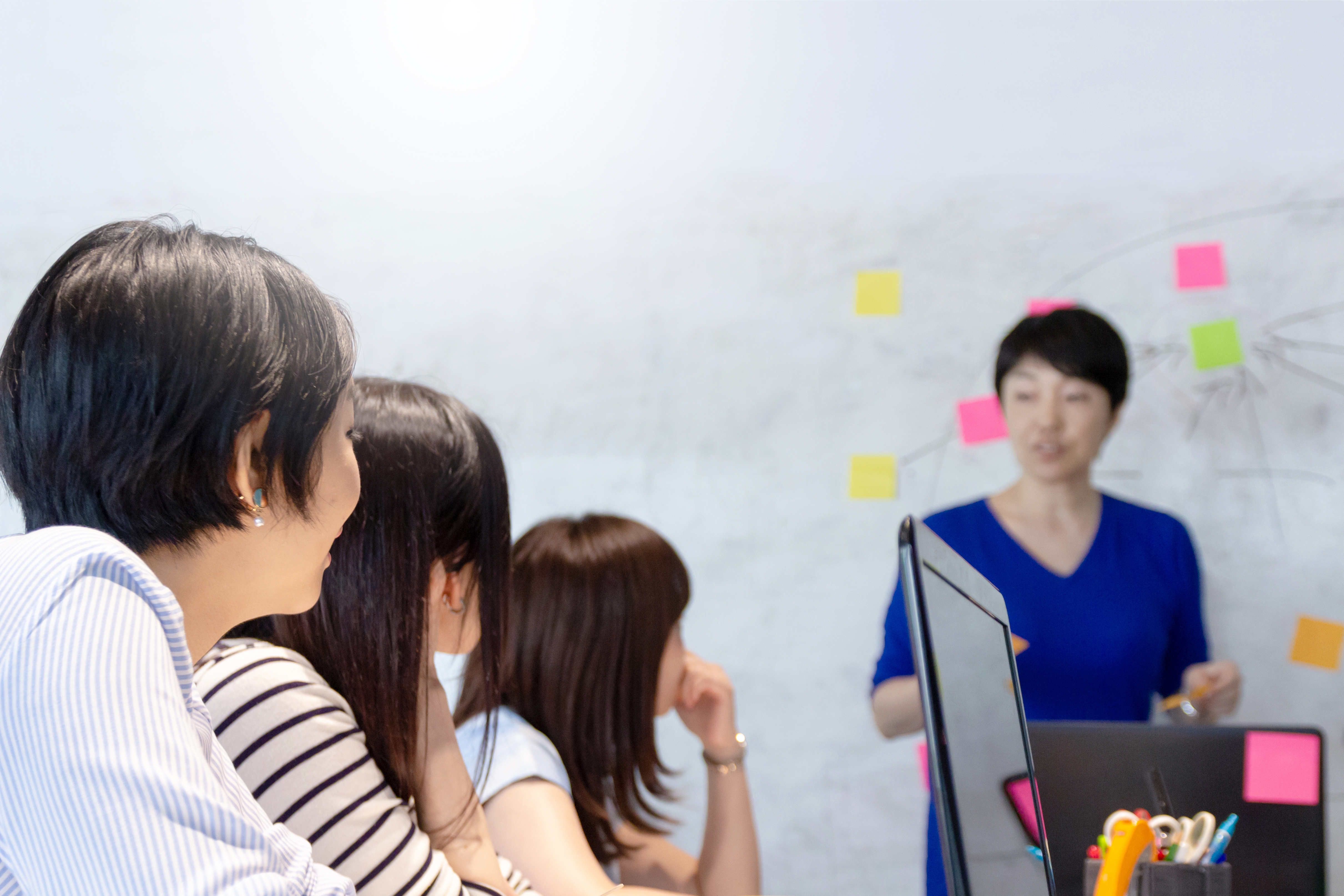 Adultos poniendo atención a su clase de idiomas