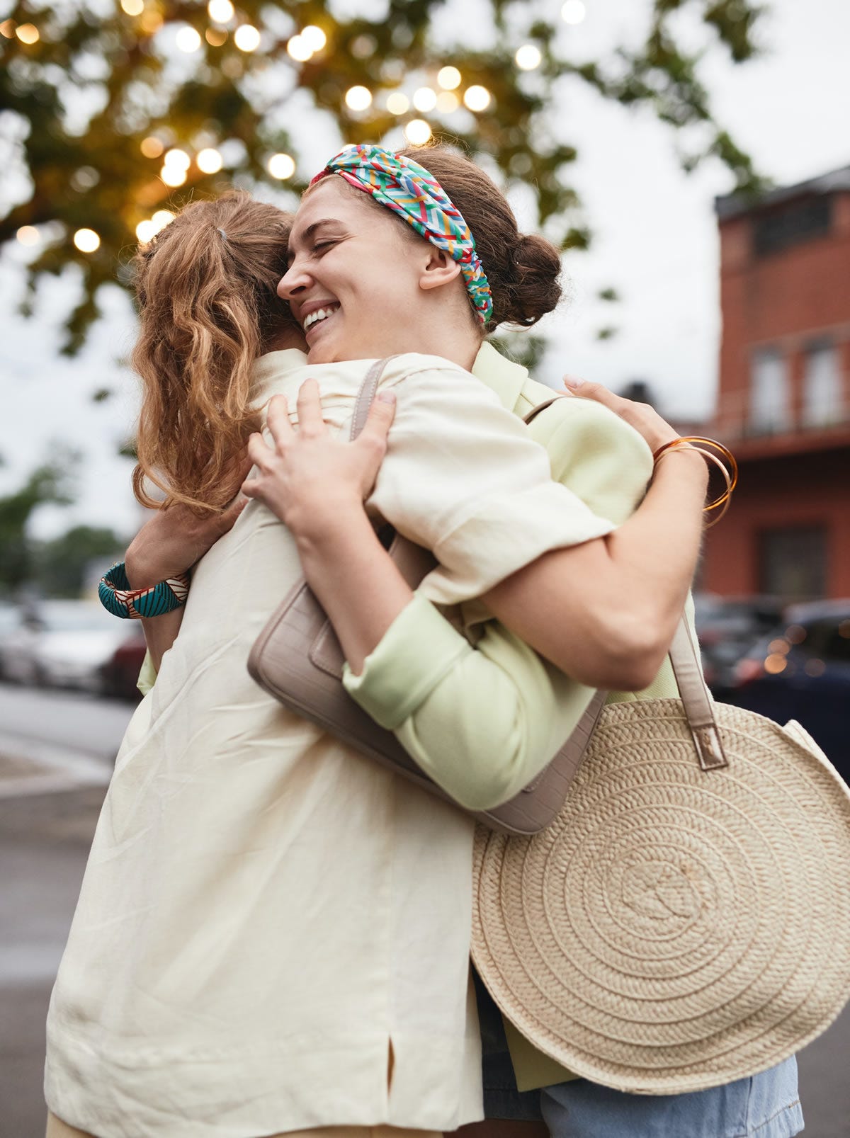 Dos mujeres despidiéndose con un abrazo