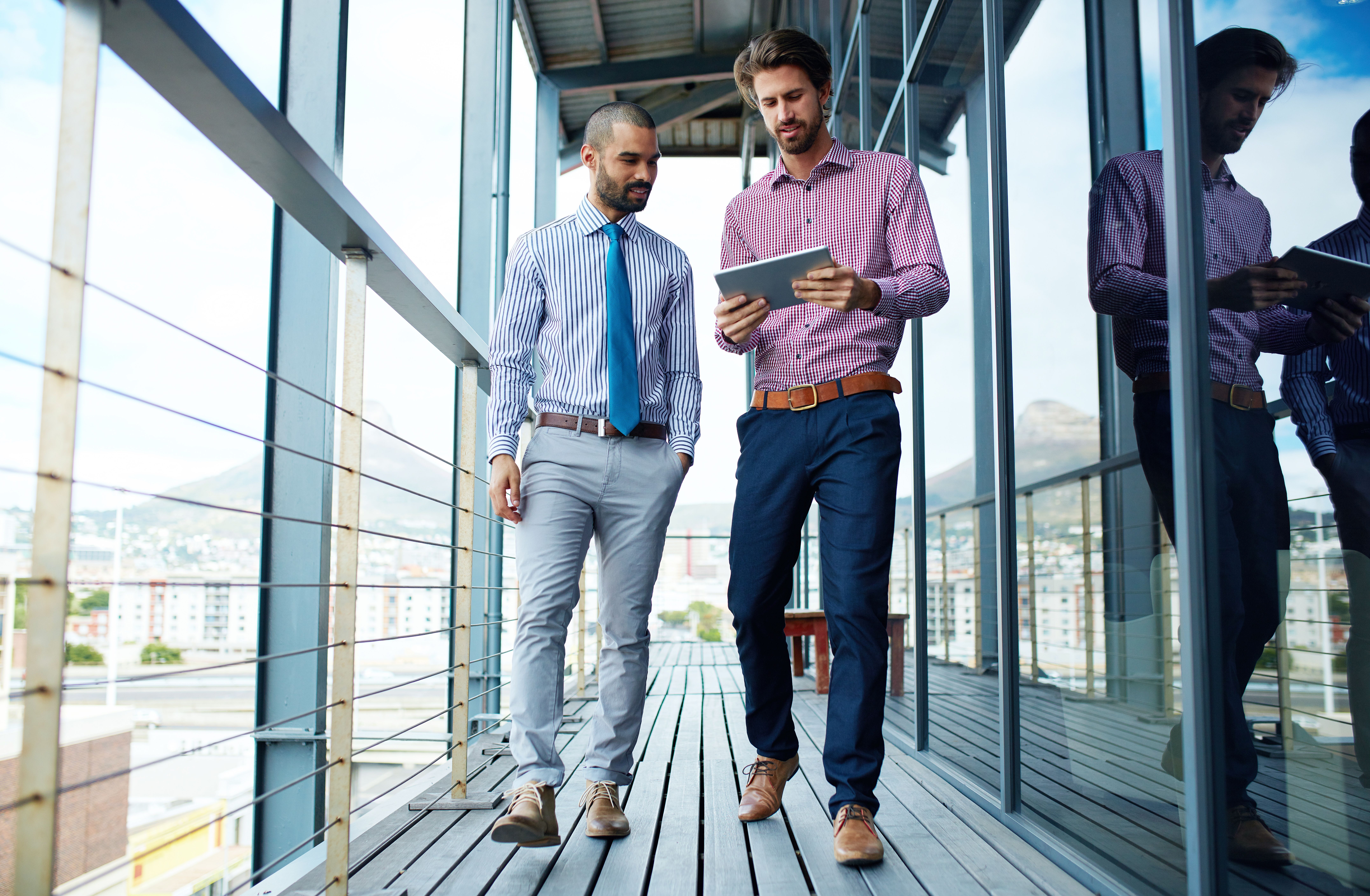 Dos empresarios hablando el Idioma finlandés