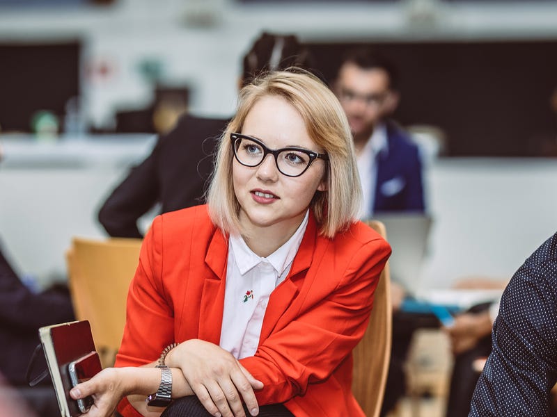 Mujer mirando como aprender idiomas