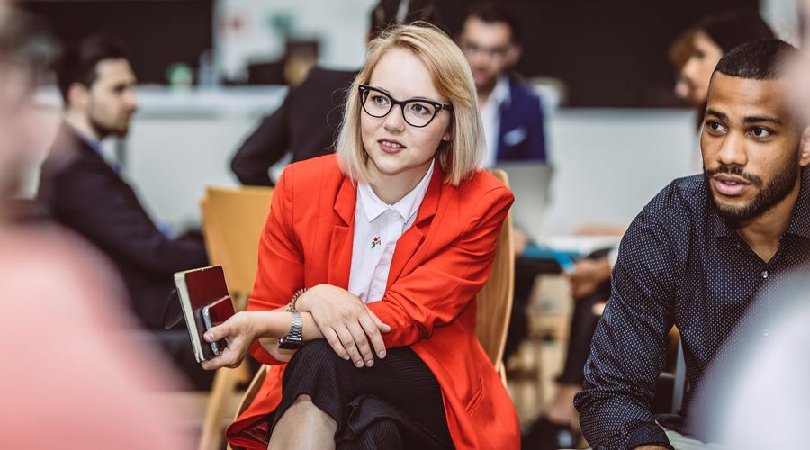 Mujer mirando como aprender idiomas