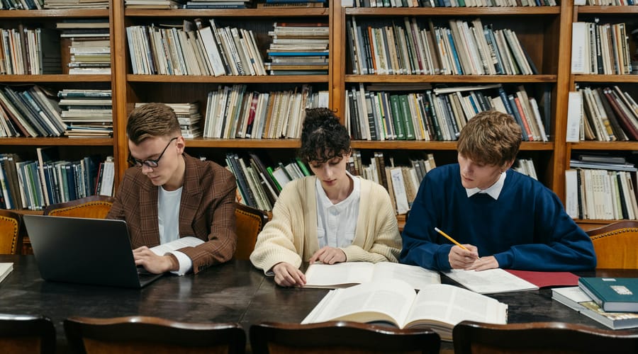 Amigos reunidos estudiando las preposiciones de movimiento en inglés.
