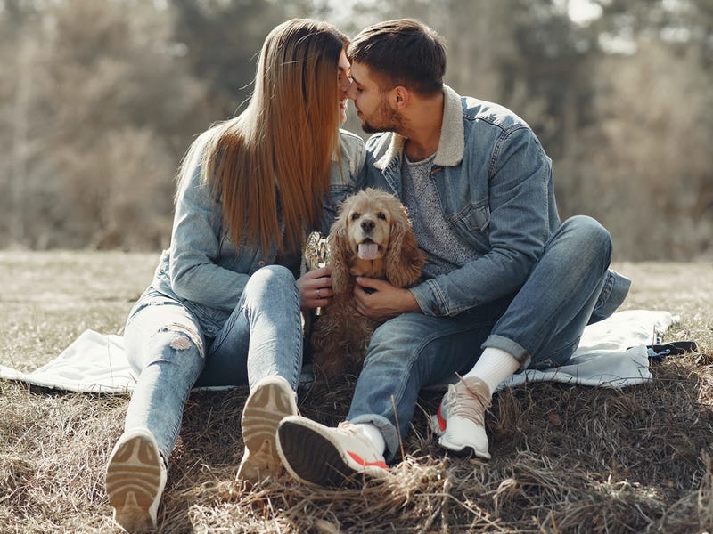 Una pareja besándose en el parque