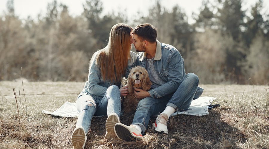 Una pareja besándose en el parque