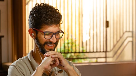 Hombre estudiando el idioma holandés