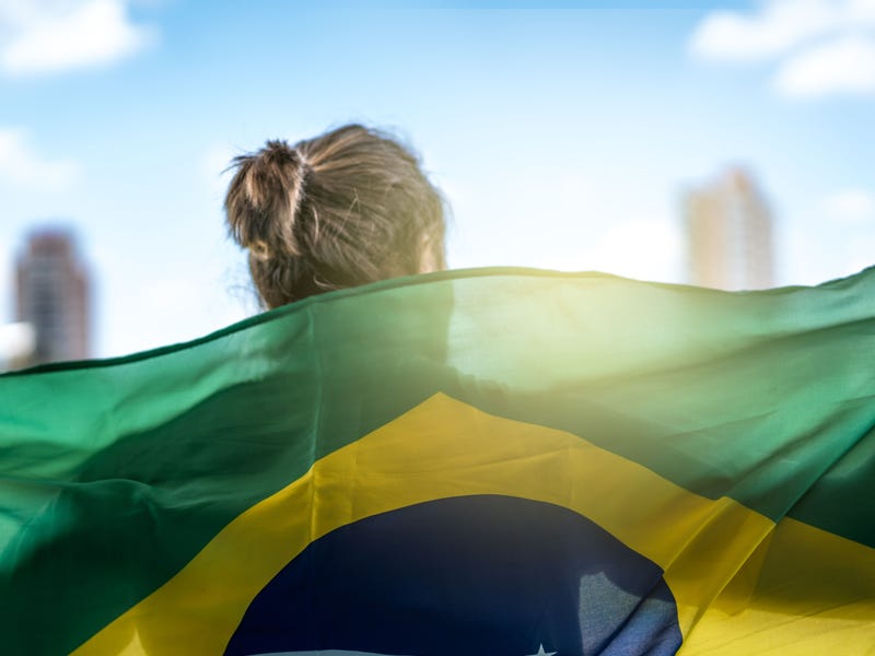 Mujer sosteniendo la bandera de Brasil
