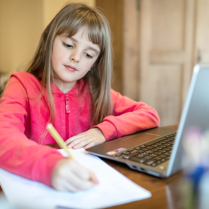 Niña estudiando el desarrollo de videojuegos