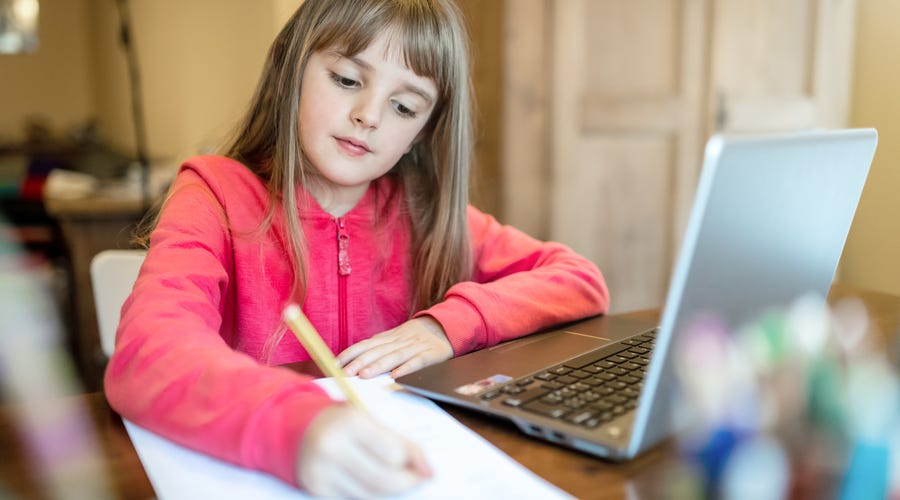 Niña estudiando el desarrollo de videojuegos