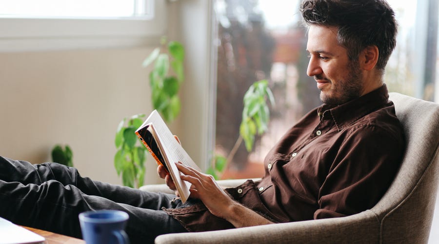 Hombre leyendo aprender portugués