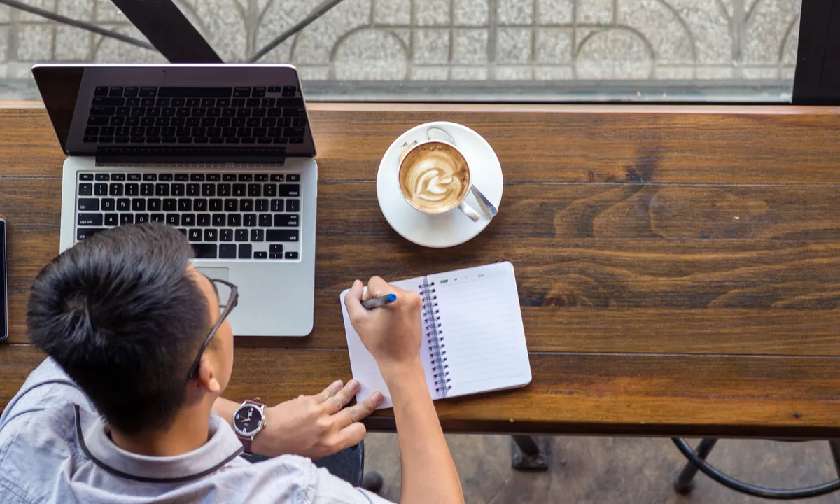 Hombre estudiando con inteligencia artificial en la educación