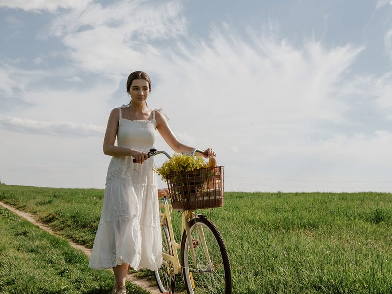 Mujer feliz en su bicicleta