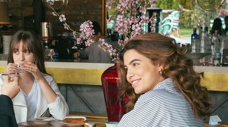 Mujer en diálogos en inglés en un restaurante