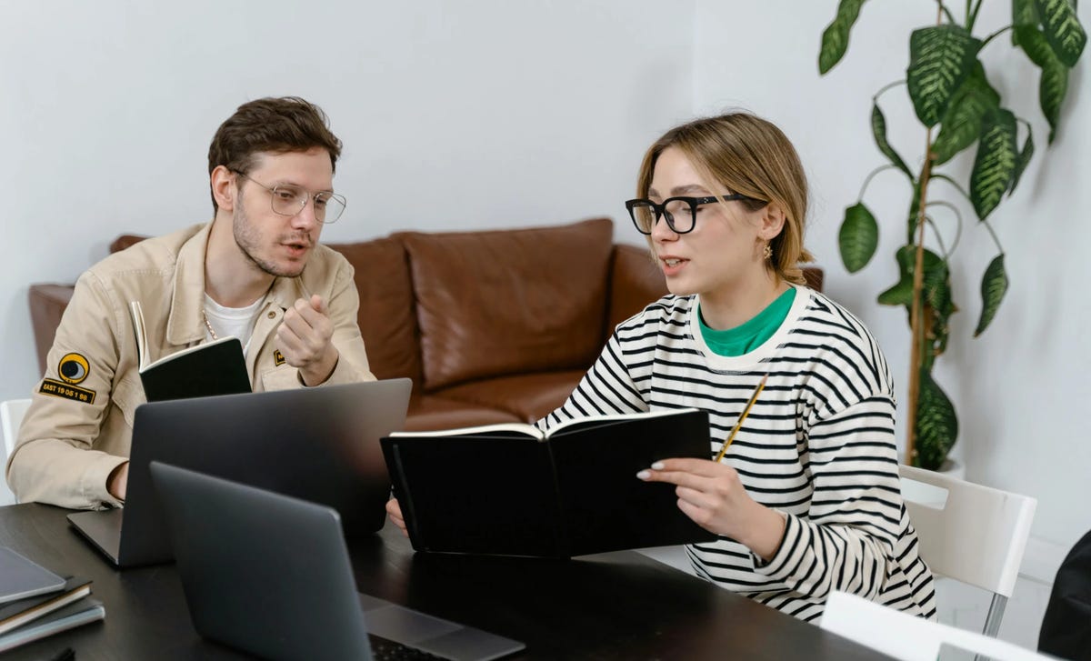 Estudiantes mirando los indicadores de desempeño digitales