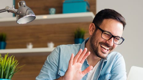 Hombre en exámenes de inglés y cursos de preparación