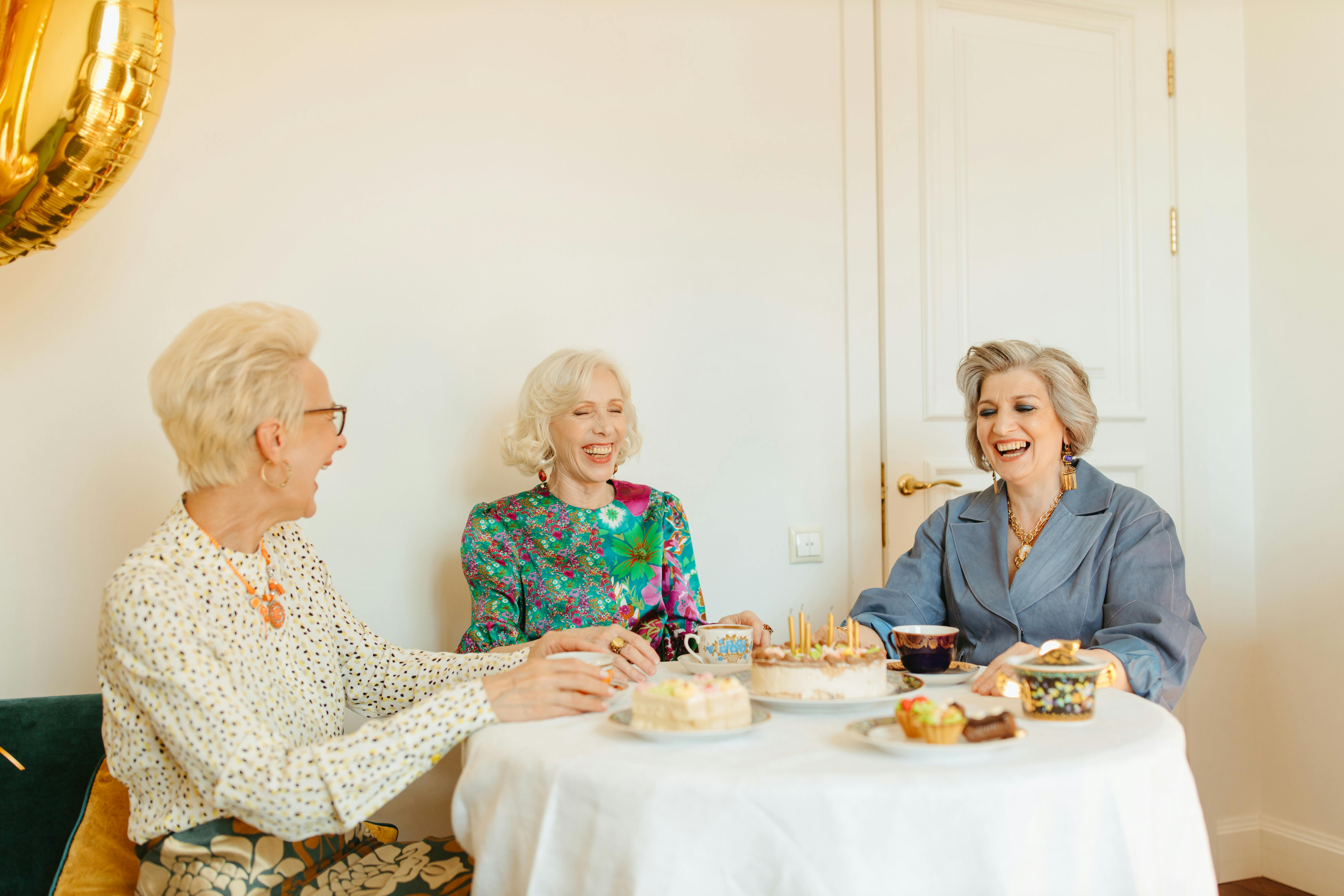 Grupo_de_mujeres_inglesas_tomando_una_copa_de_té_y_disfrutando_de_una_conversación_en_el_idioma_inglés.jpg
