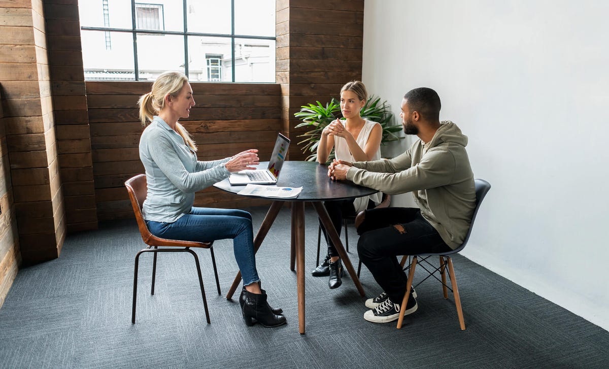 Personas aprendiendo inglés en grupo reducido con profesora en Berlitz México