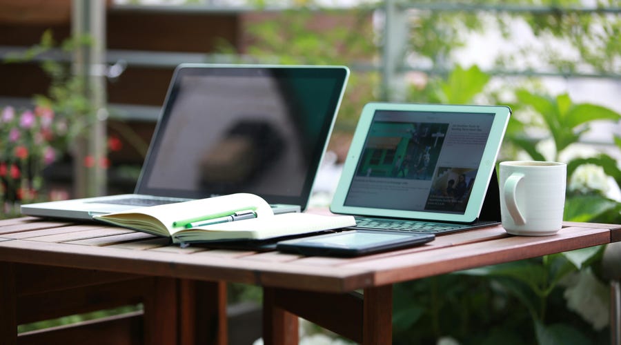 Computadora, tablet y cuaderno para estudiantes conectados en el mundo digital.