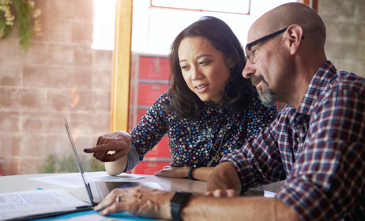 Maestra de clase privada explicando a su alumno