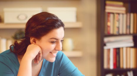 Mujer en cursos de coreano en línea