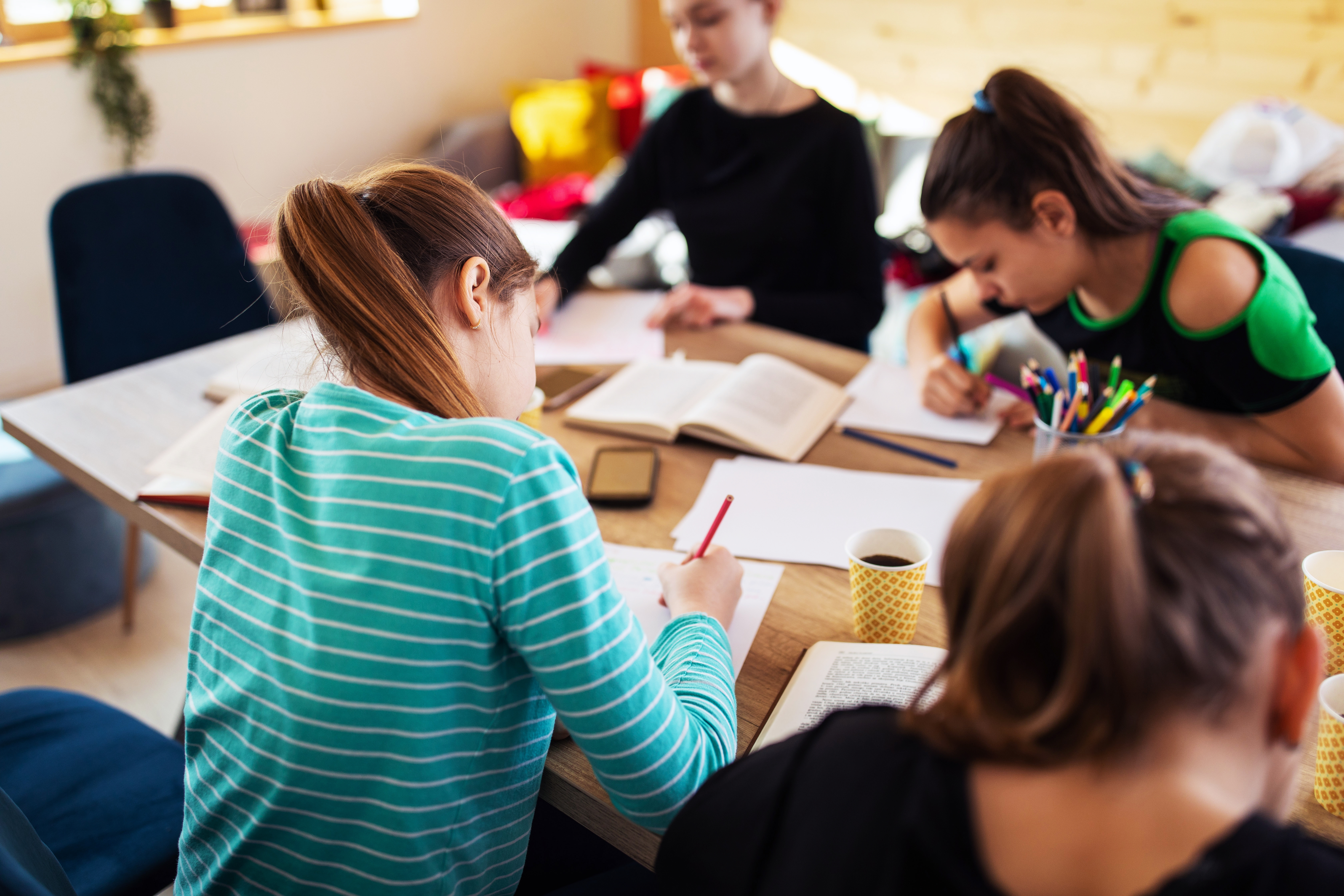 Estudiantes aprendiendo inglés para niños de secundaria