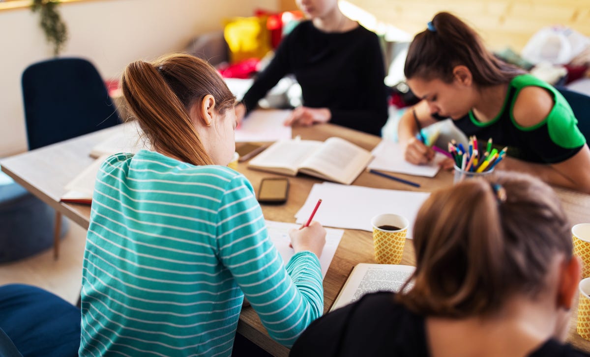Estudiantes aprendiendo inglés para niños de secundaria