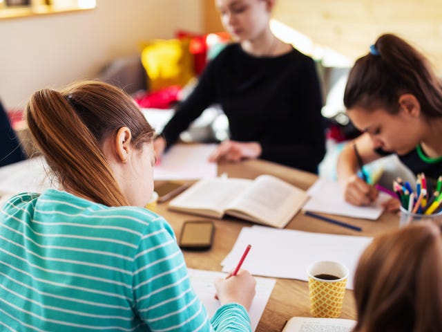 Estudiantes aprendiendo inglés para niños de secundaria