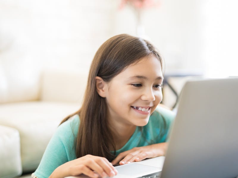 Niña estudiando programación para niños