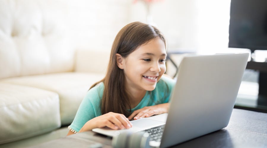 Niña estudiando programación para niños