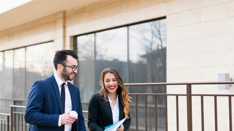 Dos adultos caminado a clases de portugués en Guadalajara