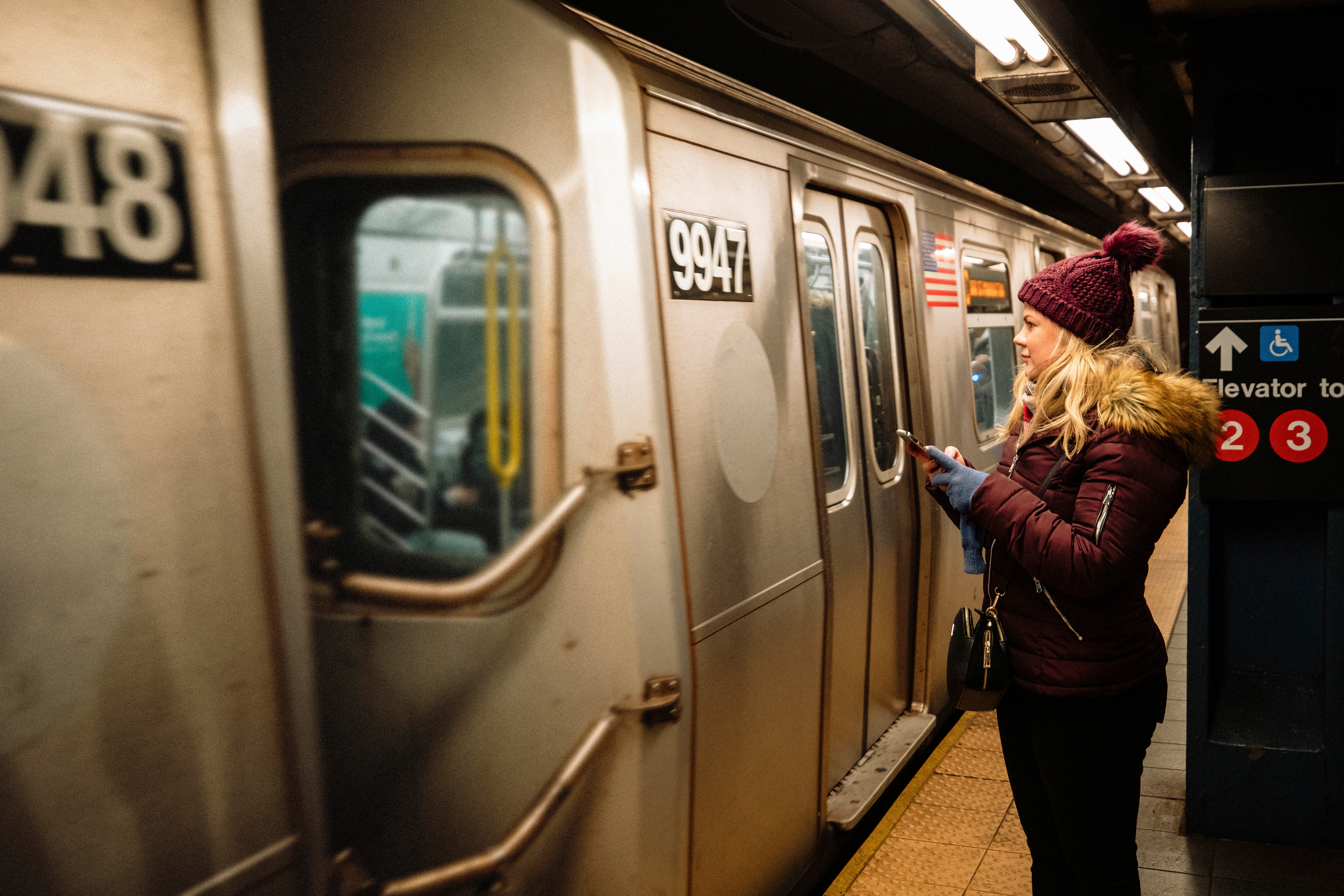 Mujer mirando en su celular cómo aprender inglés