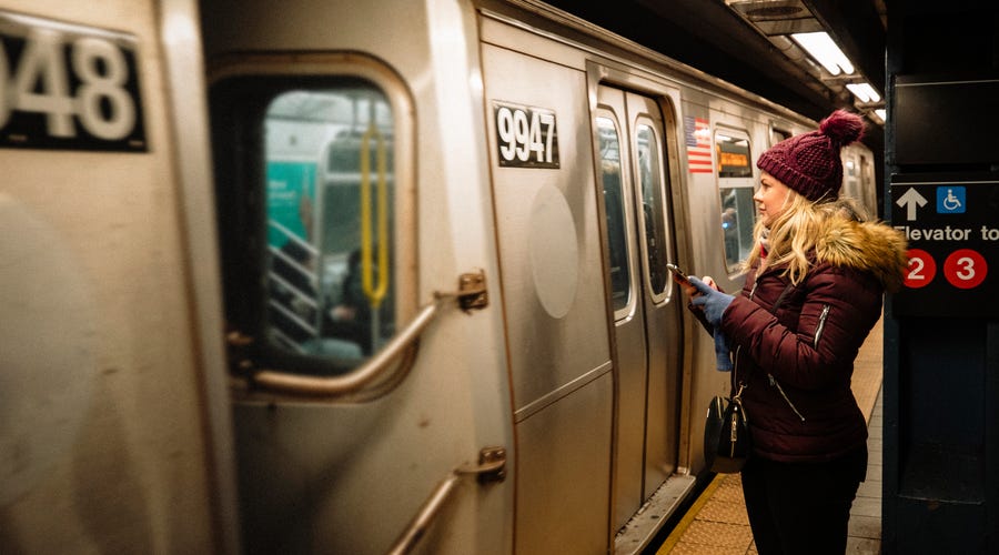 Mujer mirando en su celular cómo aprender inglés