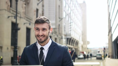 Hombre aprendiendo inglés online