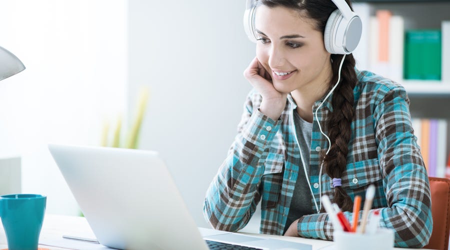 Mujer demostrando que aprender inglés con música es posible