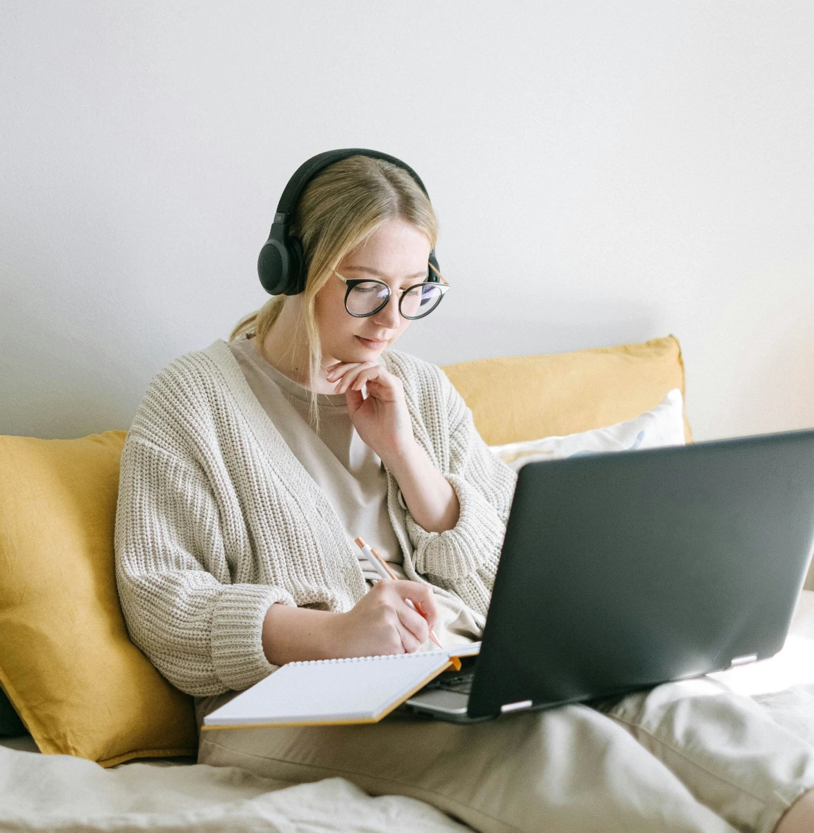 Mujer estudiando los adjetivos calificativos