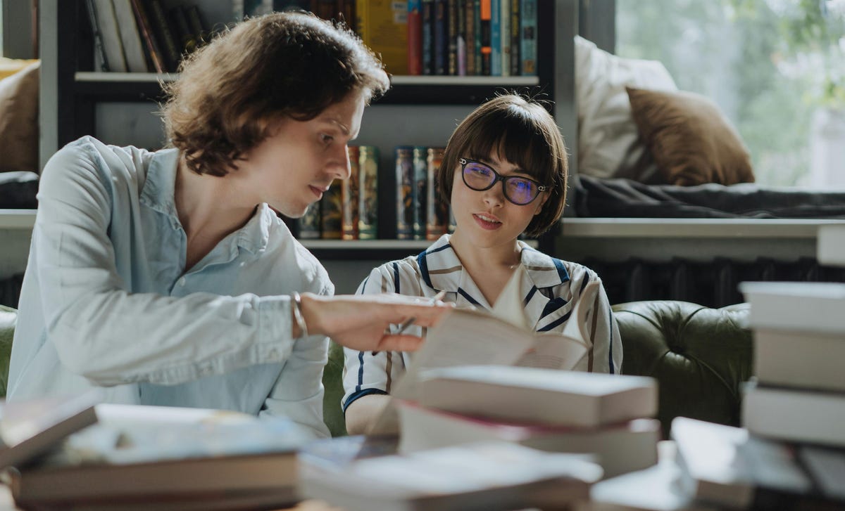 Mujer tomando clases para saber qué idiomas puede aprender.