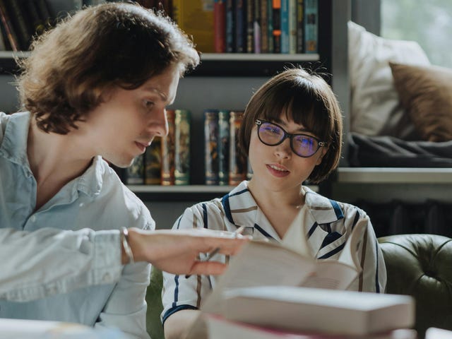 Mujer tomando clases para saber qué idiomas puede aprender.