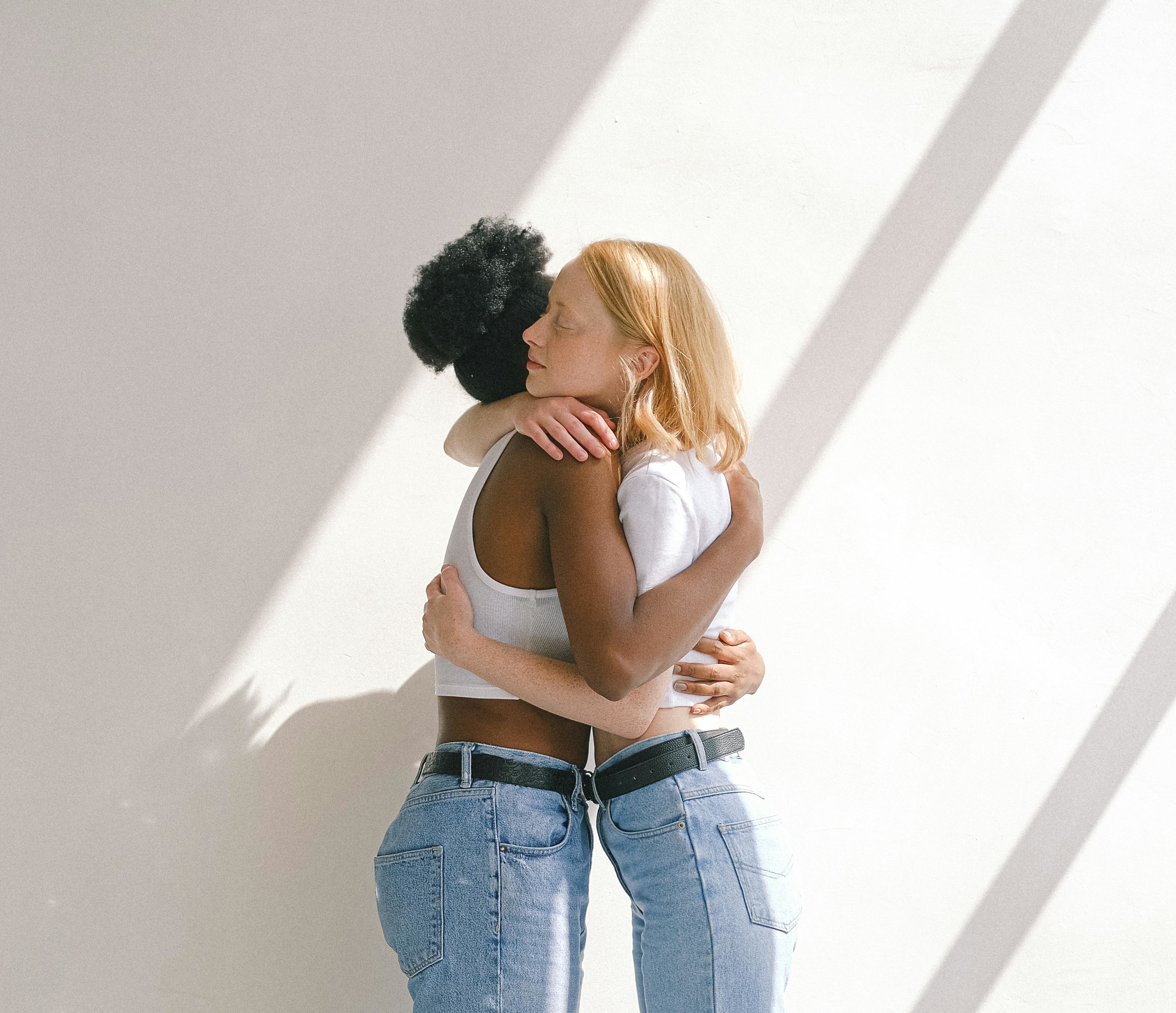 dos mujeres se abrazan agradeciendo mutuamente su amistad en inglés