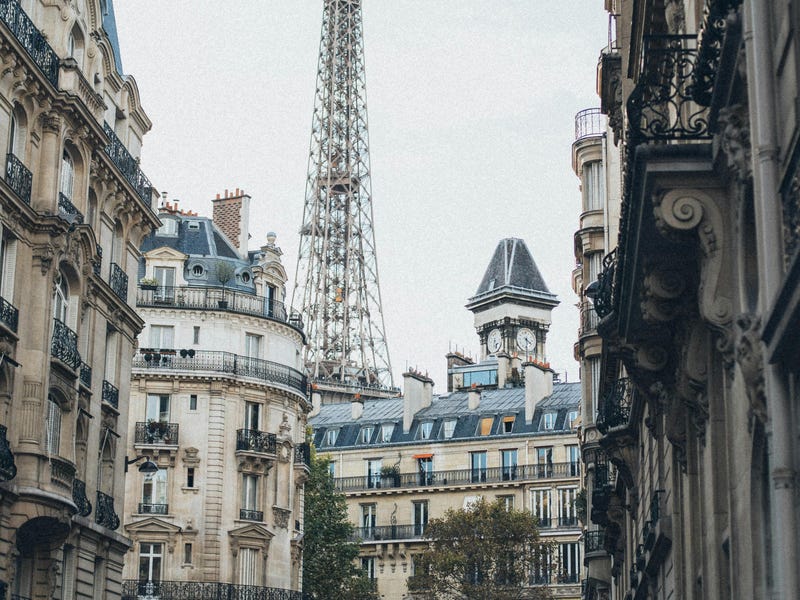 Una postal de la ciudad de París con la torre Eiffel de fondo.